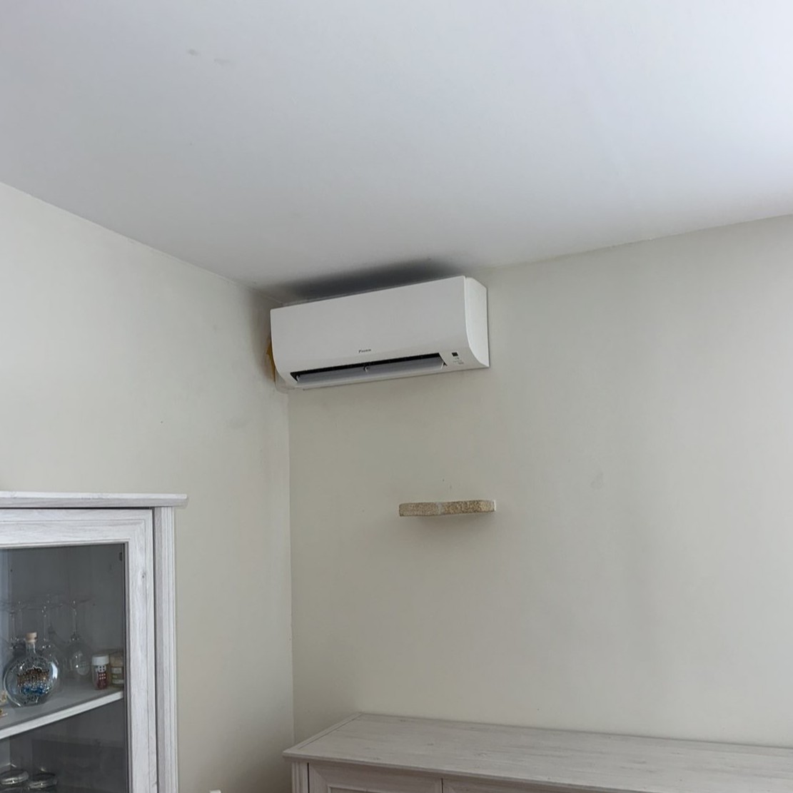Climatiseur split mural installé dans un salon